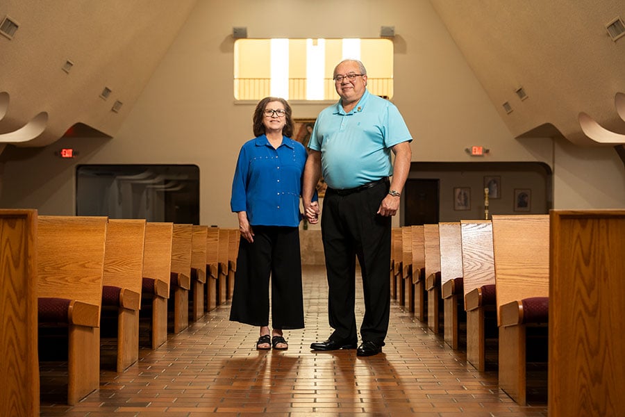 El Diácono Ricardo De León y su esposa, Estela, en la Parroquia de All Saints en Fort Worth el 28 de mayo. (NTC/Juan Guajardo)
